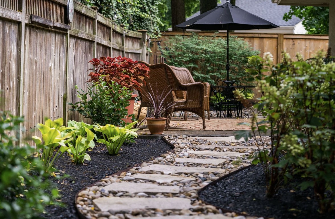 Mulched landscaping beds with stepping stone pathway in Pflugerville, TX